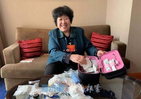 “五级”人大代表刘英才和60多个代表证