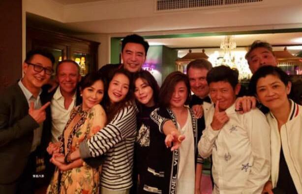 刘嘉玲豪宅开派对 舒淇对着镜头比v卖萌显得特别兴奋