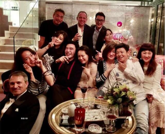 刘嘉玲豪宅开派对 舒淇对着镜头比v卖萌显得特别兴奋