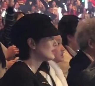 马伊琍看演唱会  11岁的女儿爱马挥动荧光棒十分开心