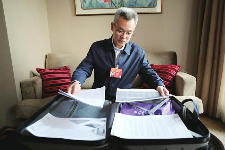 住济全国人大代表的行囊都装了啥?