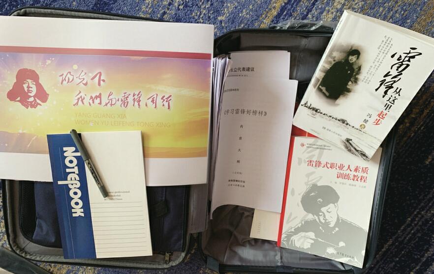 住济全国人大代表的行囊都装了啥?