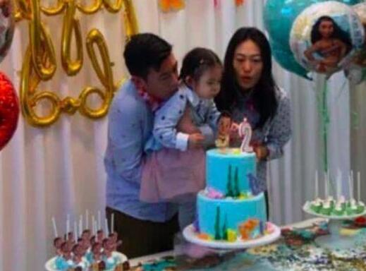 甜炸了！陈冠希晒女儿庆生 本尊回应了到底说了什么？
