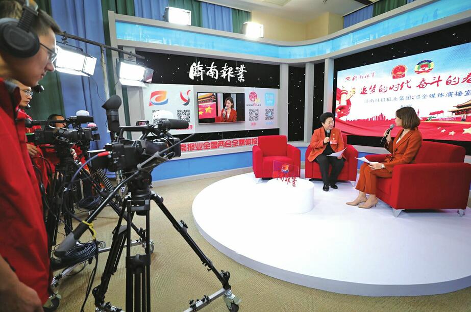 “5G+4K”助力两会盛况报道 济报全媒体演播室启用