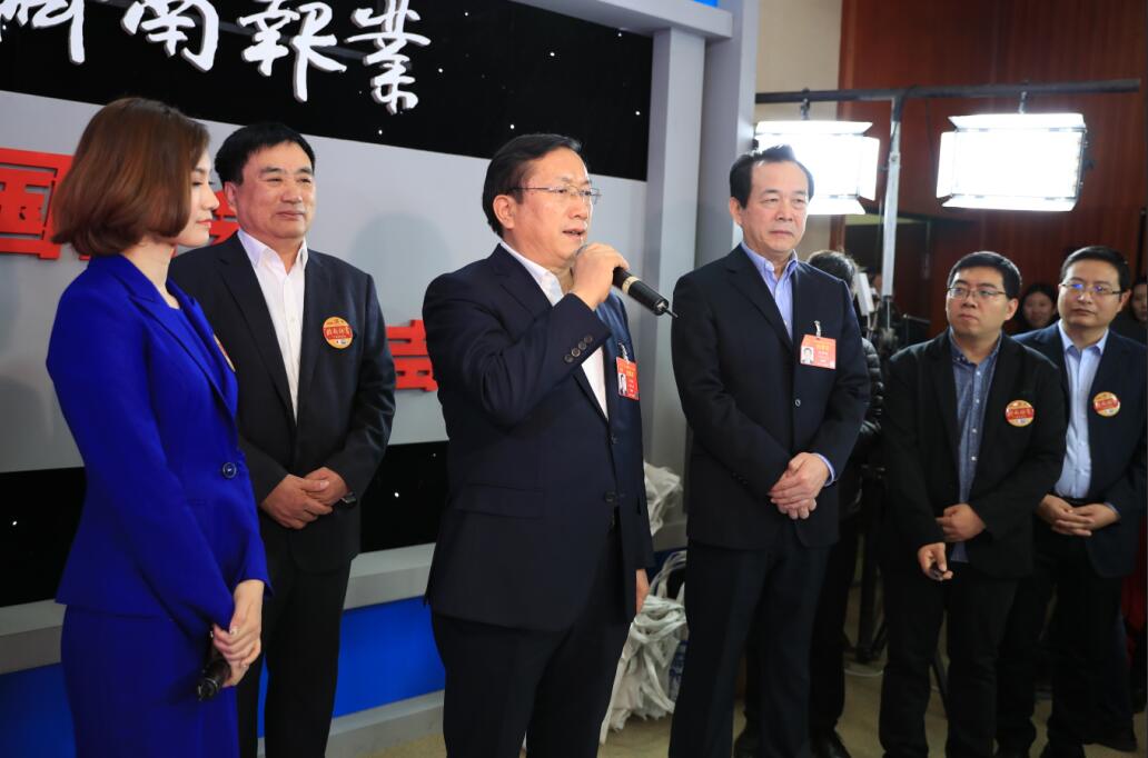 王忠林殷鲁谦看望慰问参加全国两会报道的济南新闻工作者