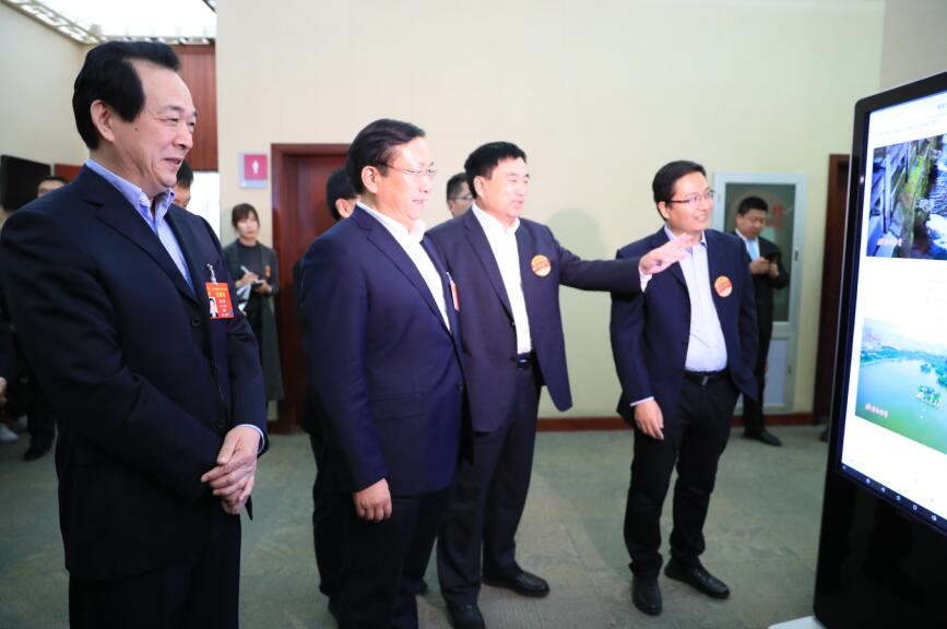 王忠林殷鲁谦看望慰问参加全国两会报道的济南新闻工作者