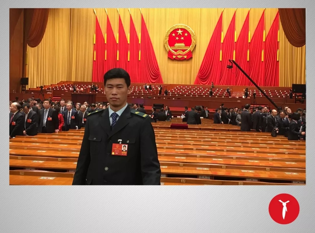 这个快递小哥把自己“寄”到了人民大会堂