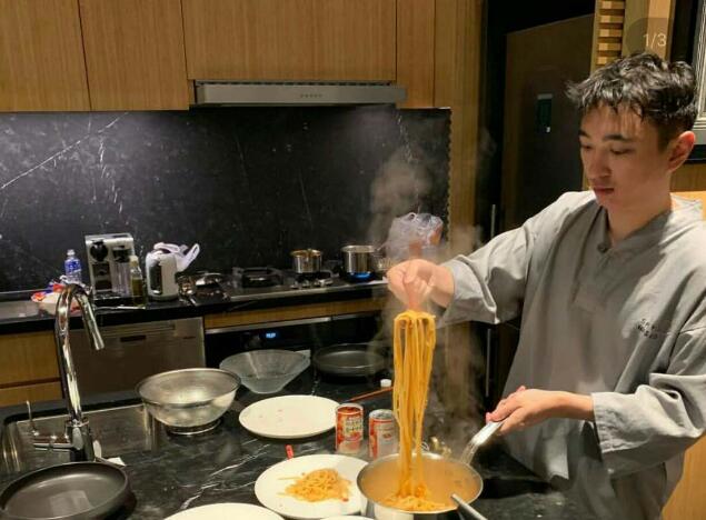 惊呆了！王思聪深夜做面条 本尊回应了到底说了什么？
