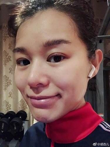 胡杏儿鼻子变大 被网友惊呼“怀男的！”