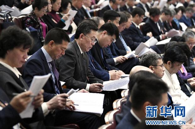 政府工作报告里的“加减法”