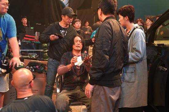 发生了什么？周润发受伤缝五针 还原发哥受伤详细始末