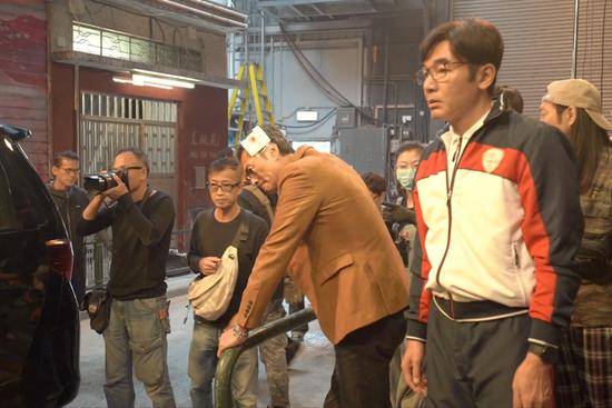 发生了什么？周润发受伤缝五针 还原发哥受伤详细始末