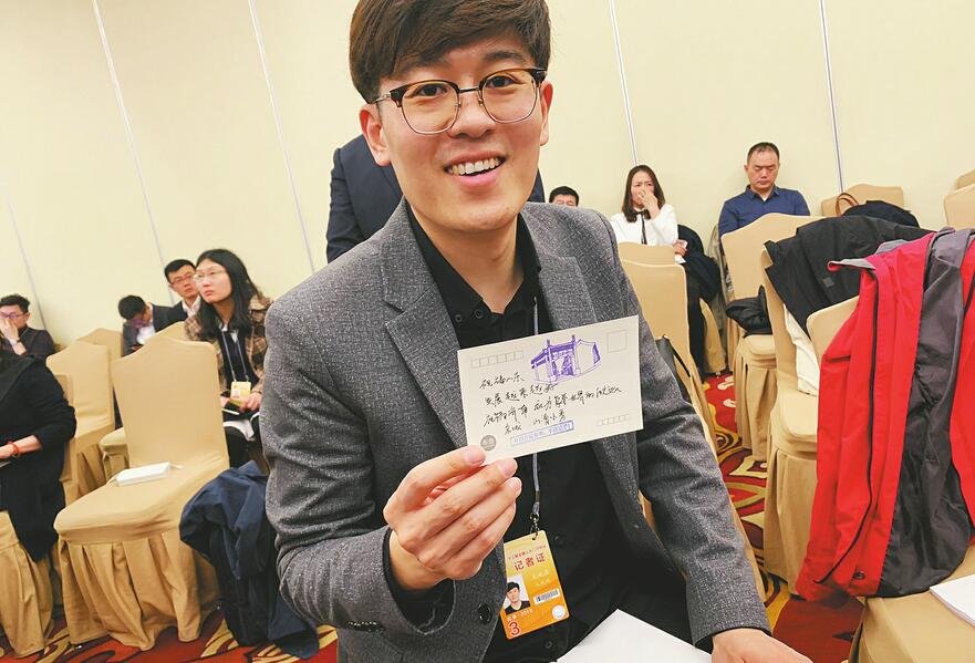 山东代表团媒体开放日现场暖心一幕——多家媒体为济南“寄”去祝福