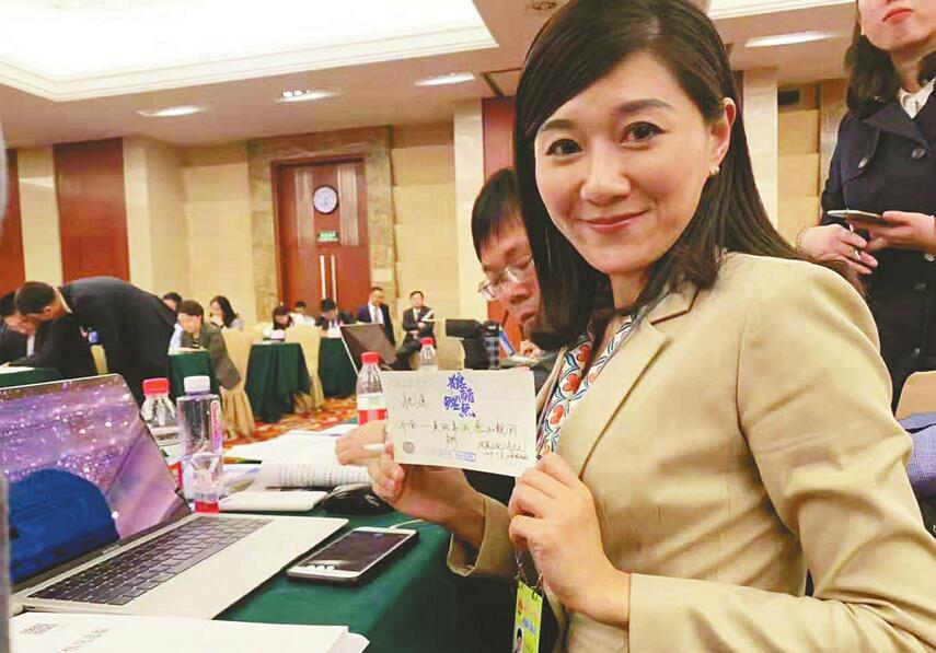 山东代表团媒体开放日现场暖心一幕——多家媒体为济南“寄”去祝福