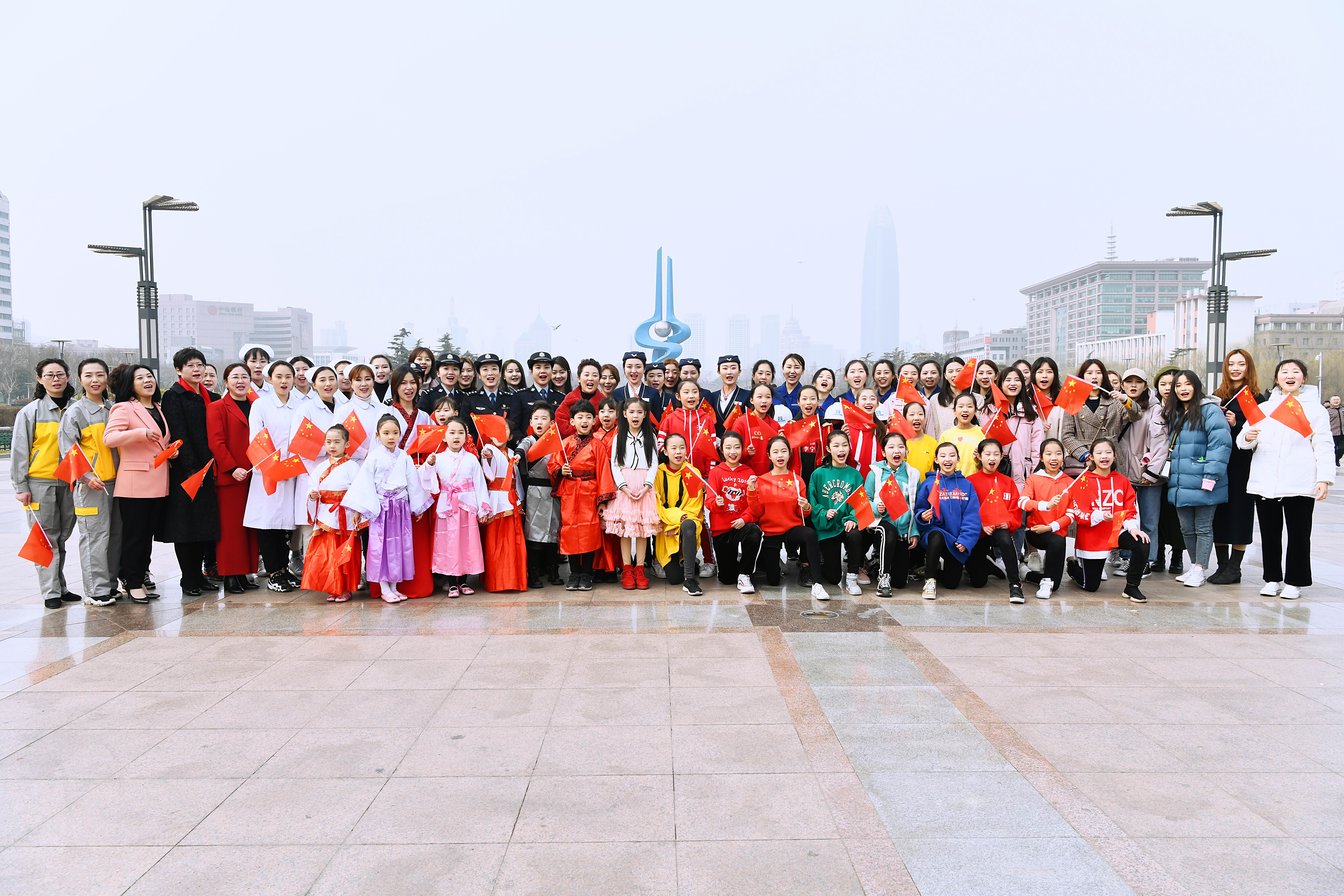 济南泉城广场现“快闪”千人唱“祖国”