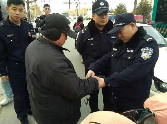 [温暖泉城]公交司机一声吼众人合力擒小偷