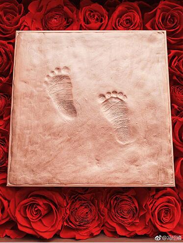 终于官宣了！赵丽颖产子  冯绍峰晒照：多了一位男子汉