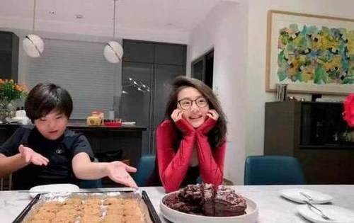 黄磊晒多多做蛋糕 看着真的有点成熟不像是13岁的感觉