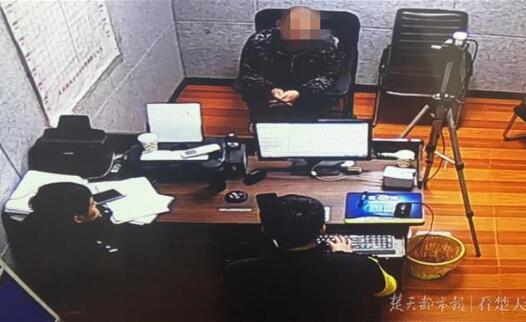 老赖捡身份证坐车 民警仔细查看这张身份证揭穿李鬼