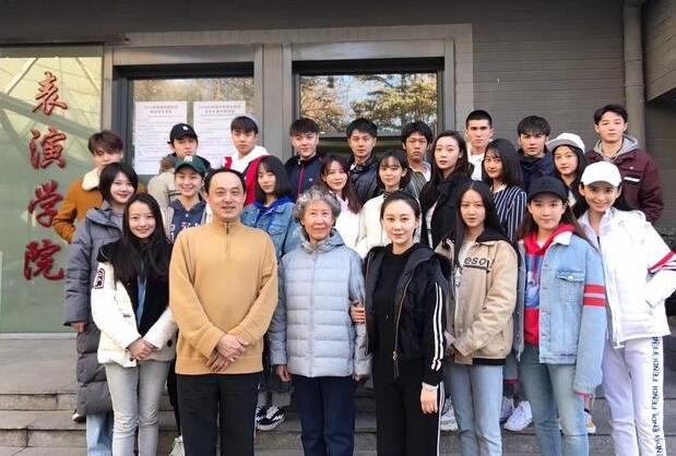 谁最美?关晓彤班级合影具体是什么情况? 还原