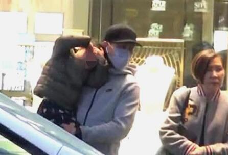 刘恺威带女儿逛街 这到底是个什么梗？