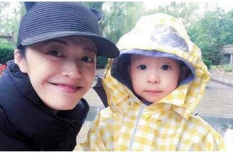 姚晨儿子 郭京飞 这到底是个什么梗？