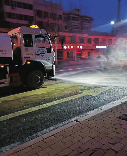 凌晨渣土撒漏出现“泥浆路” 联合执法“挖出”外来“黑车”