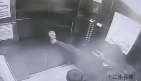 佛山无影脚！踢蚊子踹飞电梯门 男子：轻轻踢了一下啊 