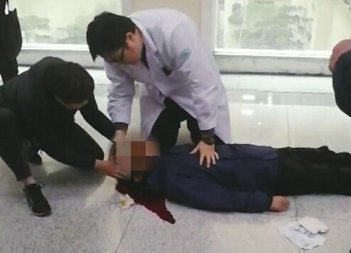 男子癫痫晕倒，路过医生跪地救人