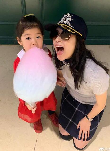 章子怡为女儿擦嘴 醒醒举着大大的粉红色棉花糖吃十分可爱