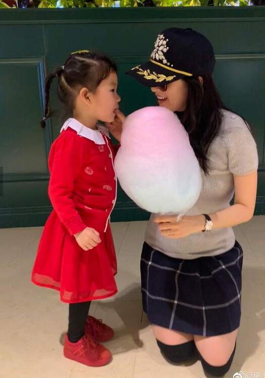 章子怡为女儿擦嘴 醒醒举着大大的粉红色棉花糖吃十分可爱