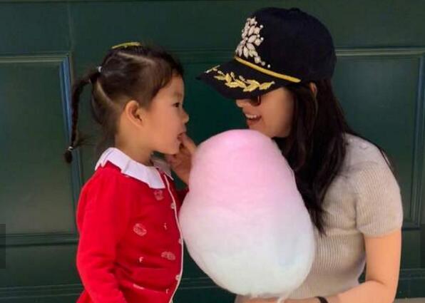 天了噜!章子怡为女儿擦嘴画风太甜 可爱多醒醒竟被它无情抢镜