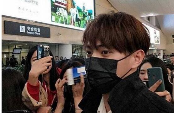 一脸懵!粉丝摔碎许凯手机具体什么情况?网友:这到底是个什么梗