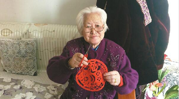 80多年用坏12把剪刀 济南九旬老太将剪纸进行到底