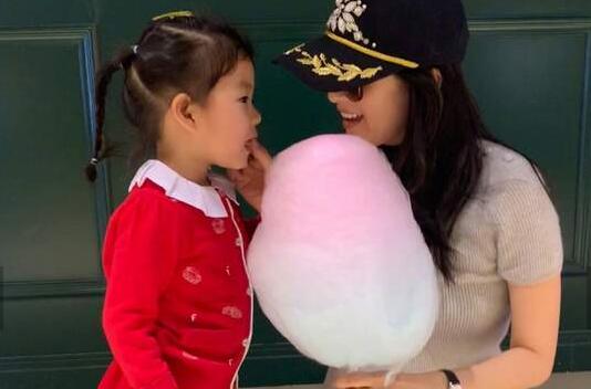 章子怡为女儿擦嘴 醒醒举着大大的粉红色棉花糖