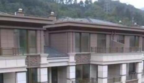 惊呆了！女子买别墅没屋顶 这到底是个什么梗？