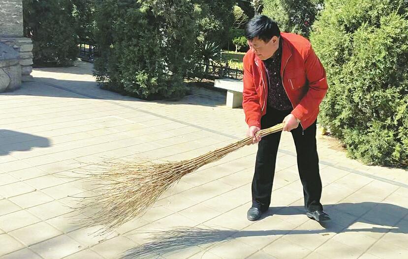 [温暖泉城]六旬老人义务守护张养浩墓近50年