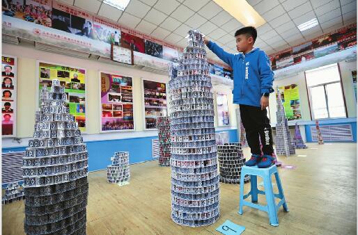 山大附中小学部学生用纸牌“搞事情”,不用胶粘搭出2米高塔