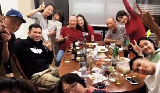 杨祐宁女友被曝光 被目击与一女子一前一后进家门