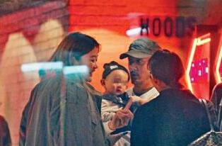 惊呆了！余文乐带妻儿逛街具体是什么情况？这到底是个什么梗？
