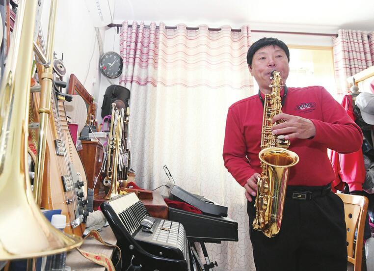 退休文艺兵组老年乐队公益巡演 包教包会免学费，比上班还忙