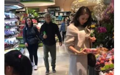黎姿逛超市被偶遇 与两个女儿和菲佣在一起