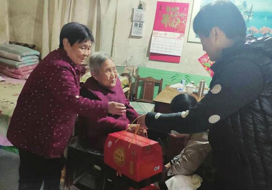 [温暖泉城] “知名不具”的他是芙蓉街商户联盟一员——默默捐赠相助 守护贫困家庭