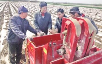 山东诸城：土专家受热捧新装备唱主角