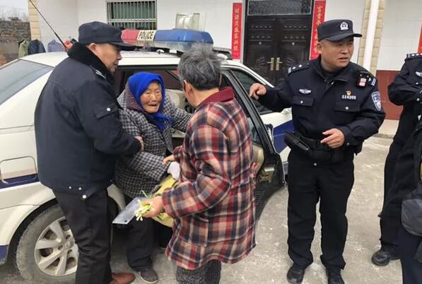 父母心！97岁母亲为给七旬女儿过生日，半路…