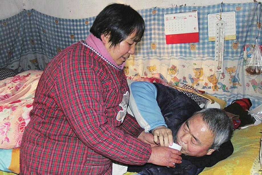 [温暖泉城] 农家妇女不离不弃，照顾瘫痪丈夫27年