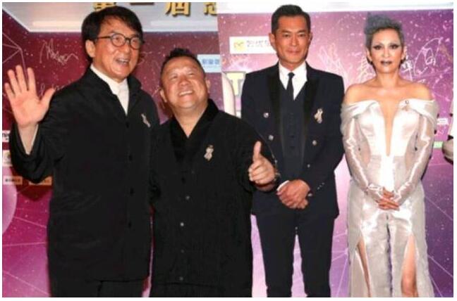 大哥威武!成龙亮相慈善晚会具体什么情况?与众星合影曝光看哭粉丝