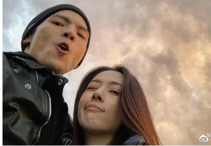 向佐郭碧婷同游日本 订婚后首晒正面合影表情搞怪