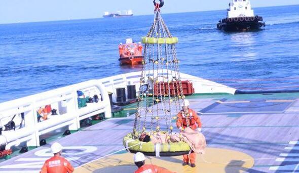 长江口货船失火  救助船救下15名遇险船员