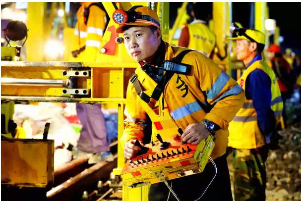 看完复兴号做俯卧撑，它们竟然组团来参赛了